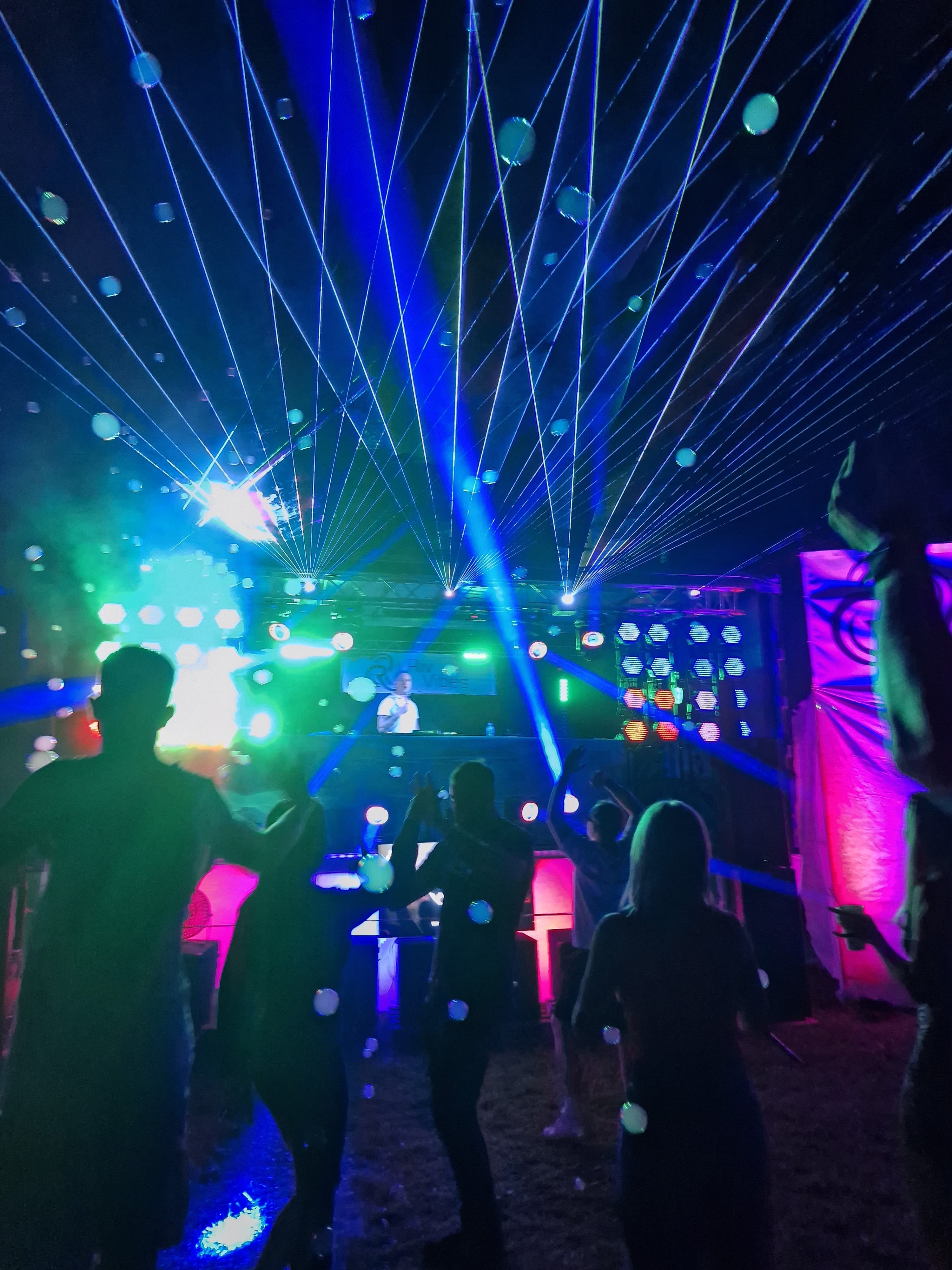 Gęsta siatka laserów nad tłumem podczas Riv Vibes