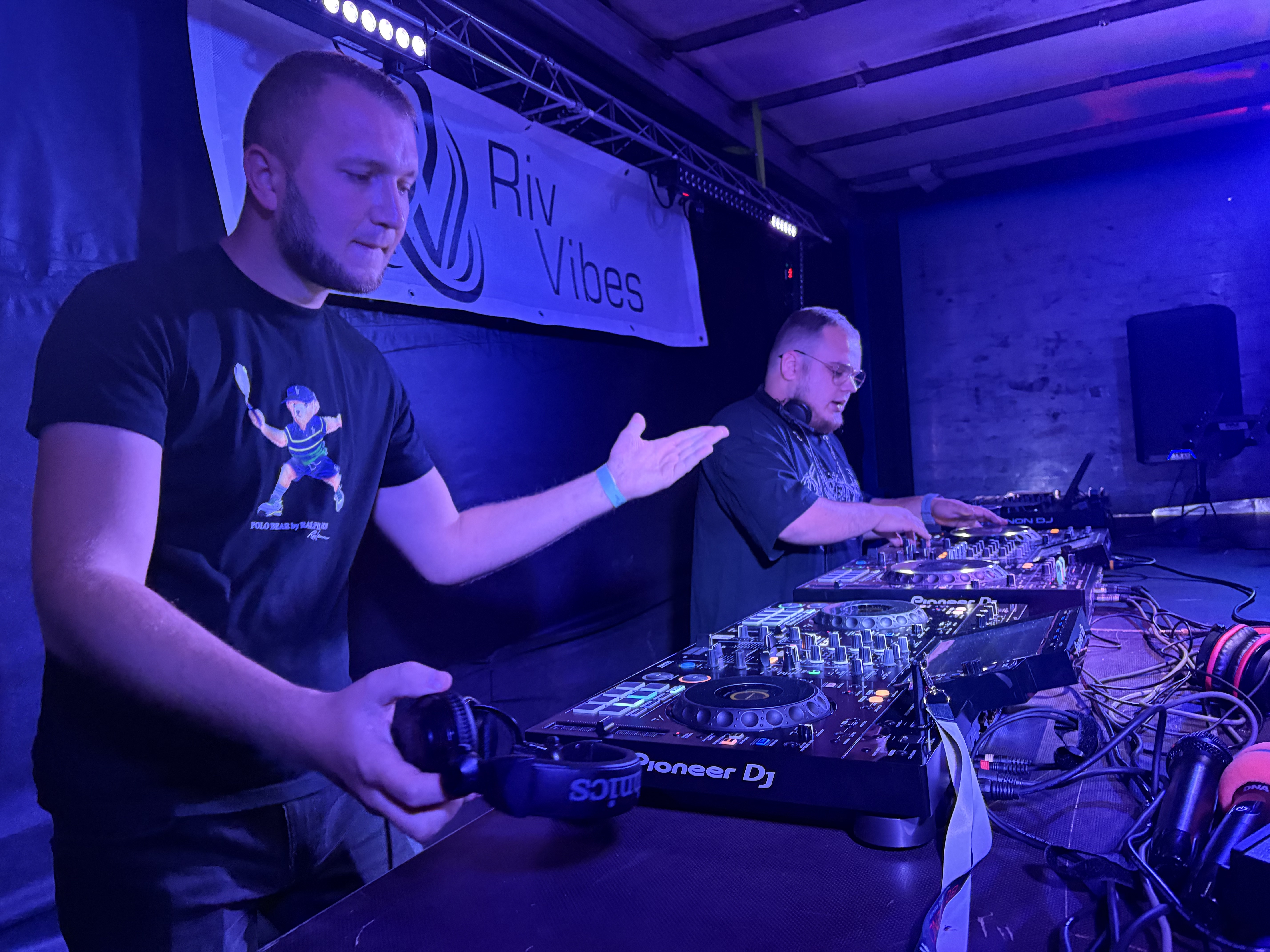 DJ-e za konsoletą z logiem Riv Vibes