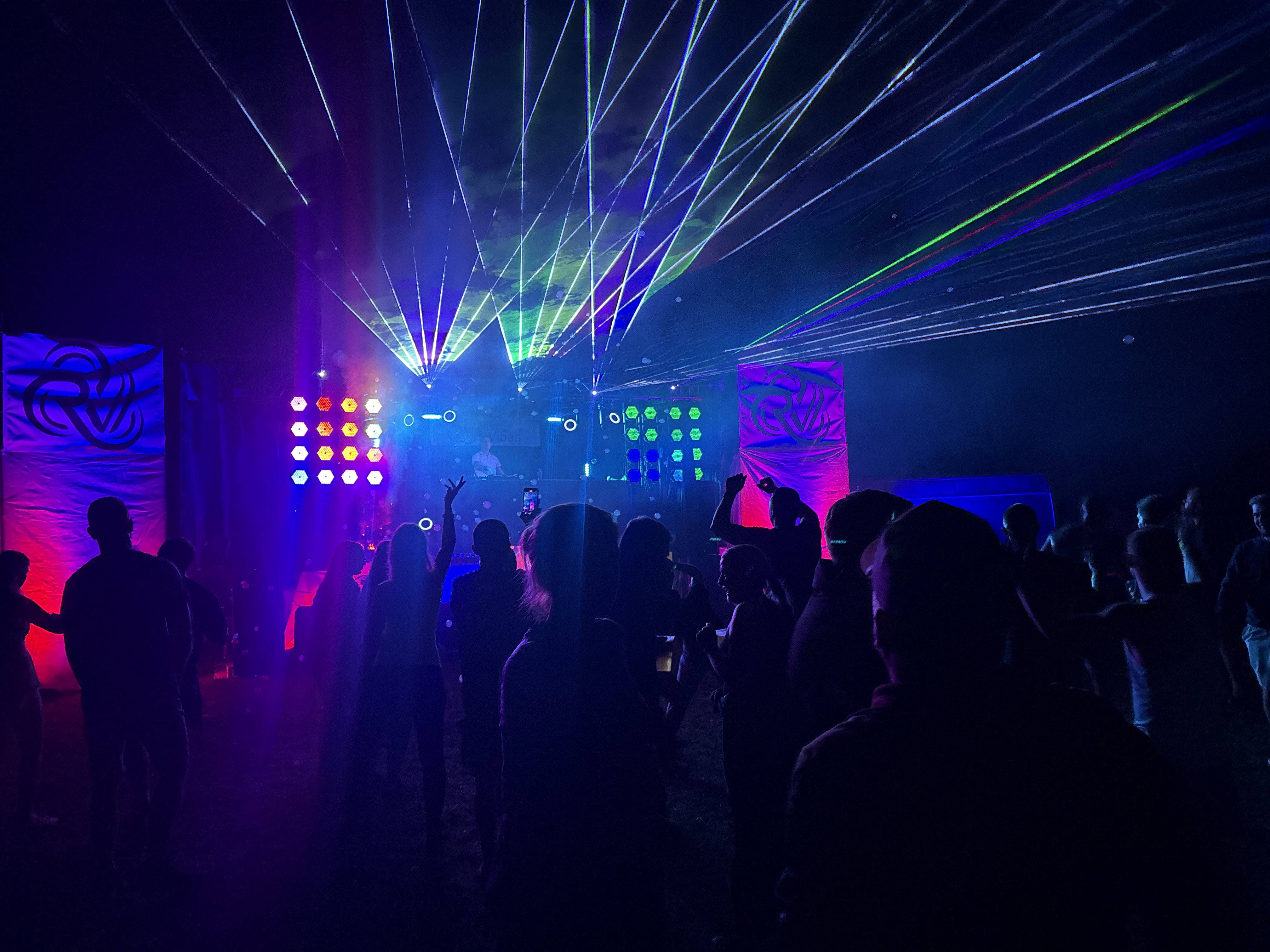 Szeroki widok na scenę i laserowe światła nad publicznością